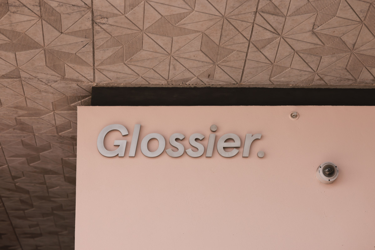 sophieromastyle's tweet photo. Must Read: Glossier to Launch New Fragrances, British Fashion Council CEO Steps Down https://t.co/MrEHSLKe9z https://t.co/9vX3IvlTXL