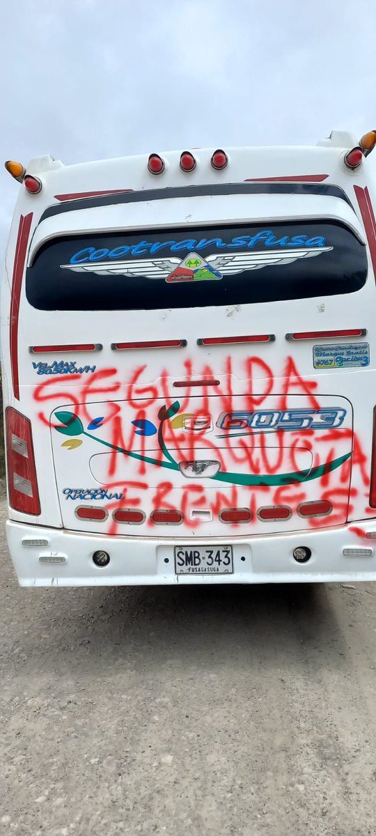ColombiaOscura's tweet photo. #TERRIBLE. Encapuchadas bajaron a la fuerza a los ocupantes de un bus en Sumapaz (Bogotá). Los sujetos se identificaron como miembros del frente 53 de la Segunda Marquetalia, y vandalizaron el vehículo con graffitis.

¿Ud qué opina? https://t.co/aVZ0FbsCCR
