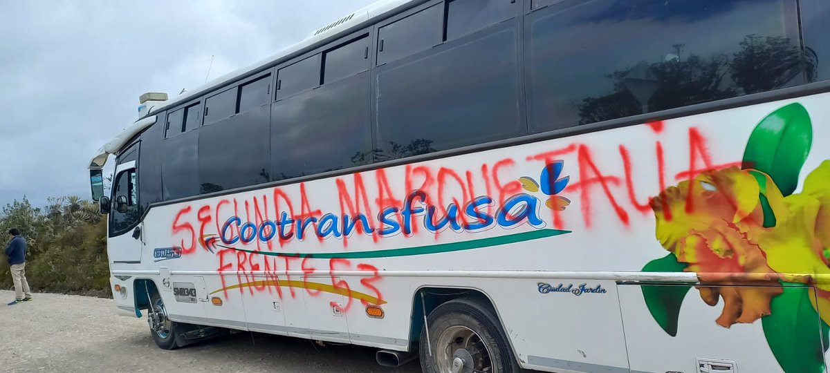 ColombiaOscura's tweet photo. #TERRIBLE. Encapuchadas bajaron a la fuerza a los ocupantes de un bus en Sumapaz (Bogotá). Los sujetos se identificaron como miembros del frente 53 de la Segunda Marquetalia, y vandalizaron el vehículo con graffitis.

¿Ud qué opina? https://t.co/aVZ0FbsCCR