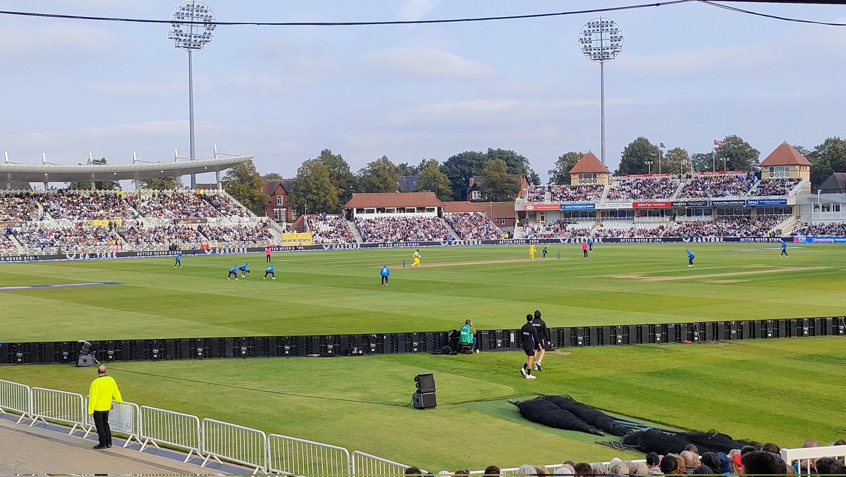 Archer proving very expensive, but it's all dot balls and boundaries. Australia scoring very rapidly. #ENGvAUS