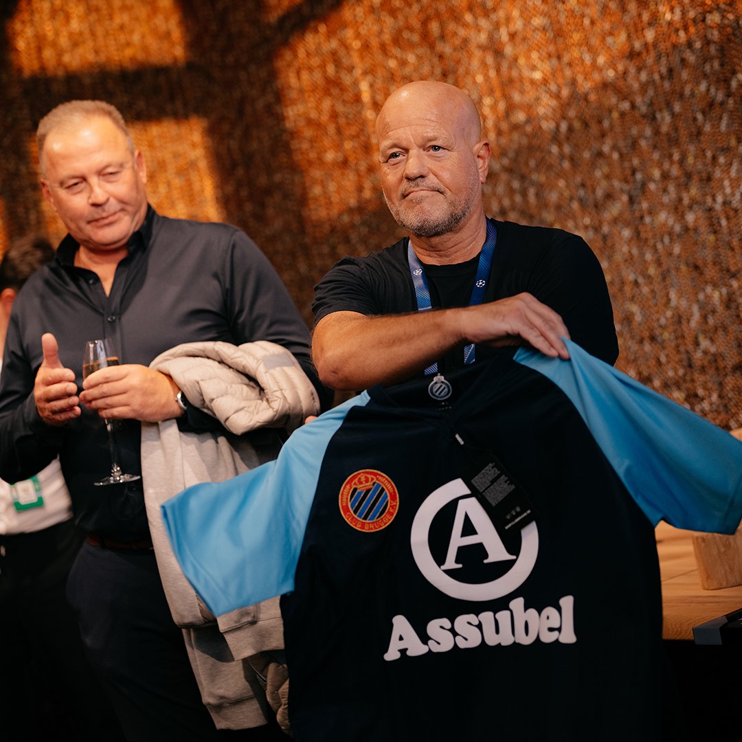ClubBrugge's tweet photo. Legends Are 𝐅𝐨𝐫𝐞𝐯𝐞𝐫 ✨
Het iconische team van 1987 met onder andere Jan Ceulemans, Leo Van der Elst en Hugo Broos was gisteravond te gast op Jan Breydel voor de match Club Brugge - Dortmund! #CLUBVB #UCL