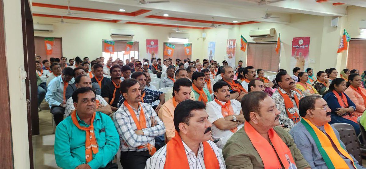 VinodChavdaBJP's tweet photo. સદસ્યતા અભિયાન - 2024 અંતર્ગત આજે જામનગર મહાનગર ભા.જ.પા. ની બેઠક યોજાઇ...

#SadasyataAbhiyan2024 https://t.co/MLw5PmTBrB