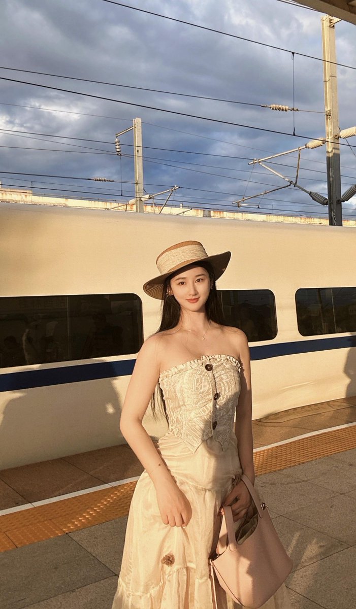MosesH64371's tweet photo. 初来昆山，不认识什么人，比较陌生，想在这里多交点昆山的朋友，认识认识，我也是听我闺蜜说这个软件，有各个地方的小哥哥小姐姐，都可以私信，互相聊天，还可以留联系方式，互加好友的功能，有要和我交朋友的小哥哥小姐姐就和我互动一下吧，多多私信我，多多留言，每一条评论我都会看的，也会回你们 https://t.co/2YASJji8iG