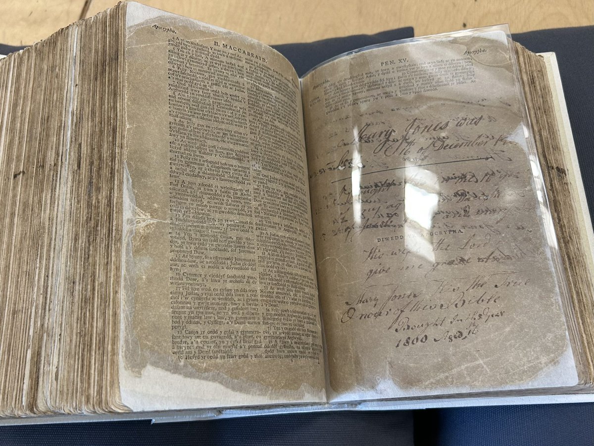 📖 BEIBL MARI JONES 📖

Roedd yna gyffro heddiw wrth i Feibl gwreiddiol Mari Jones gyrraedd Ysgol OM!😄

Mae’r Beibl yn cael ei gadw fel rheol yn Llyfrgell Prifysgol Caergrawnt , ond diolch i Carwyn Siddall a Dr Onesimus am ddod â’r Beibl i ni gael ei weld! 🤩

<a href="/EglwysiLlanRhos/">Eglwysi Cylch Llan</a>