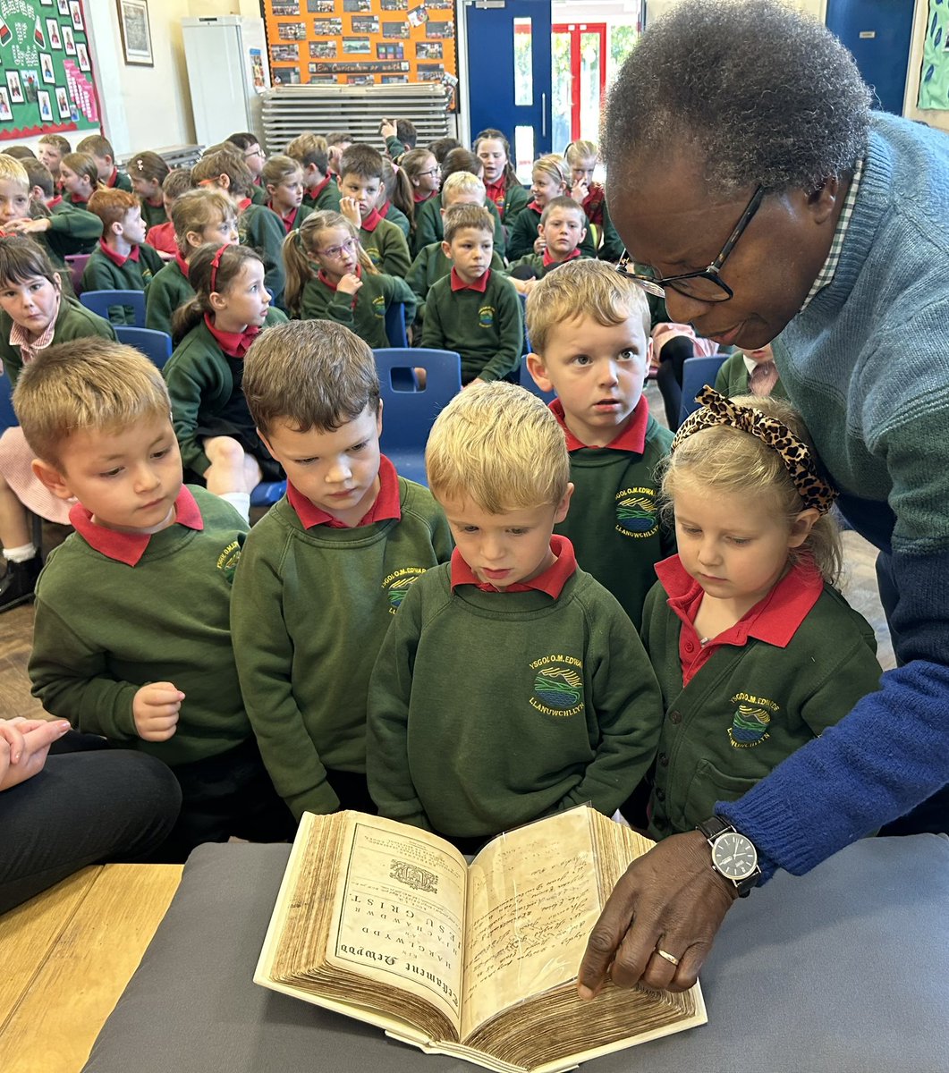 YsgolOMEdwards's tweet photo. 📖 BEIBL MARI JONES 📖

Roedd yna gyffro heddiw wrth i Feibl gwreiddiol Mari Jones gyrraedd Ysgol OM!😄

Mae’r Beibl yn cael ei gadw fel rheol yn Llyfrgell Prifysgol Caergrawnt , ond diolch i Carwyn Siddall a Dr Onesimus am ddod â’r Beibl i ni gael ei weld! 🤩

@EglwysiLlanRhos https://t.co/F5Kqi8DNBt
