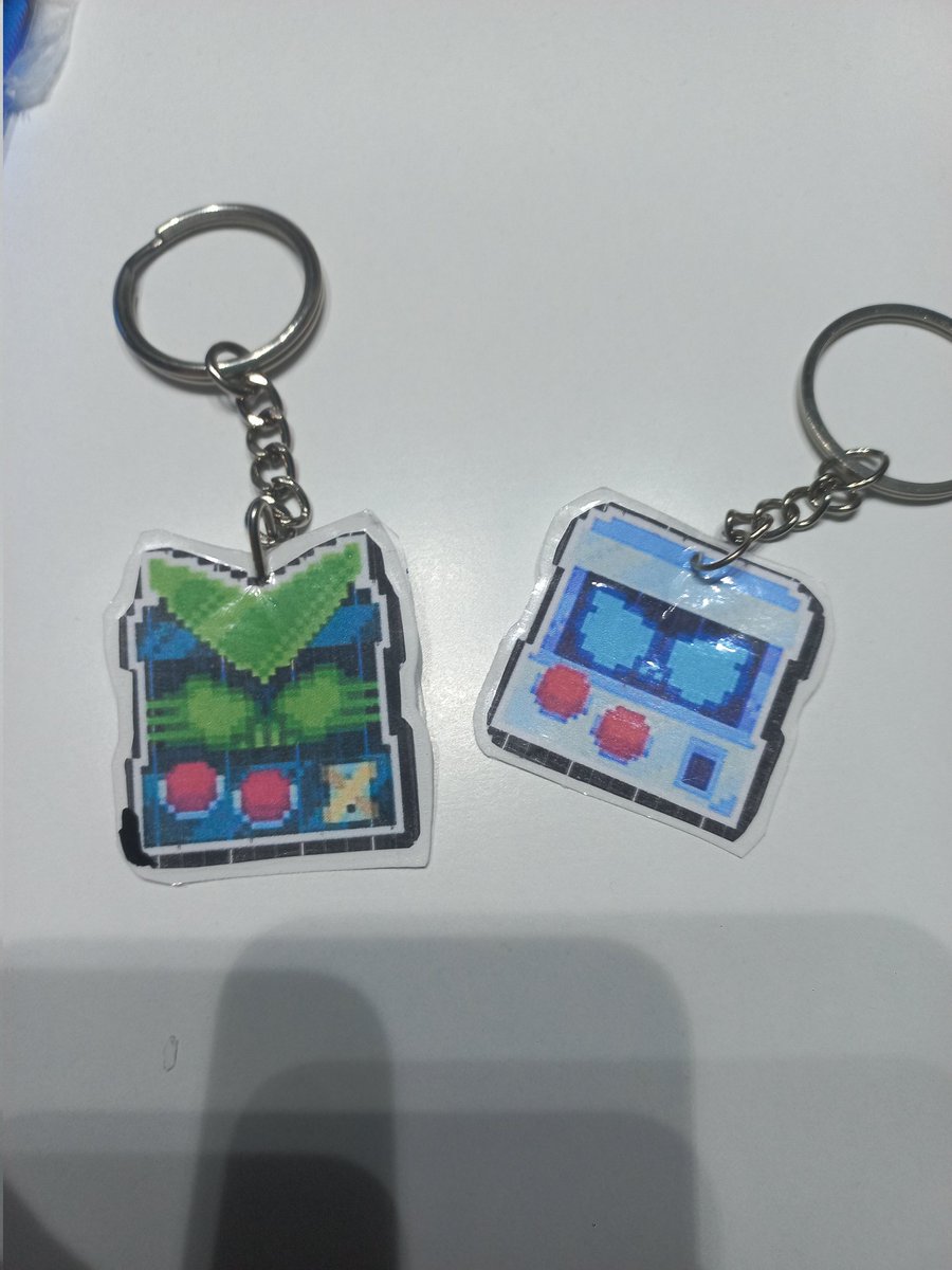 le0nahere's tweet photo. 8bit and virus 8bit keychains :)) #BrawlStars #brawlstars8bit #virus8bit #keychains https://t.co/R5OhhvFzW1