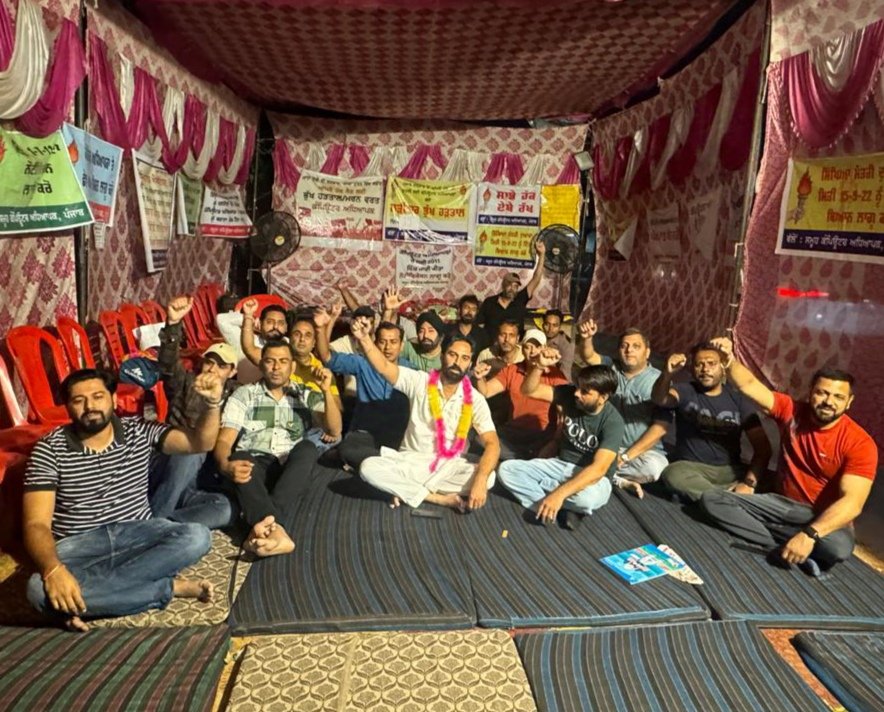NainSatyavan's tweet photo. कल फिर नया सवेरा होगा।
नई शक्ति और नए उमंग का घेरा होगा।
हम लड़ेंगे! फिर ना कभी अंधेरा होगा।
जो हुआ नहीं था अब तक, ऐसा चार चुफेरा होगा।
कल फिर नया सवेरा होगा...
#cfhungerstrike
#inqlaab #diwaligift #justice4cfPunjab
@AamAadmiParty @AAPHaryana @cfhungerstrike https://t.co/Fa2fJs7dno