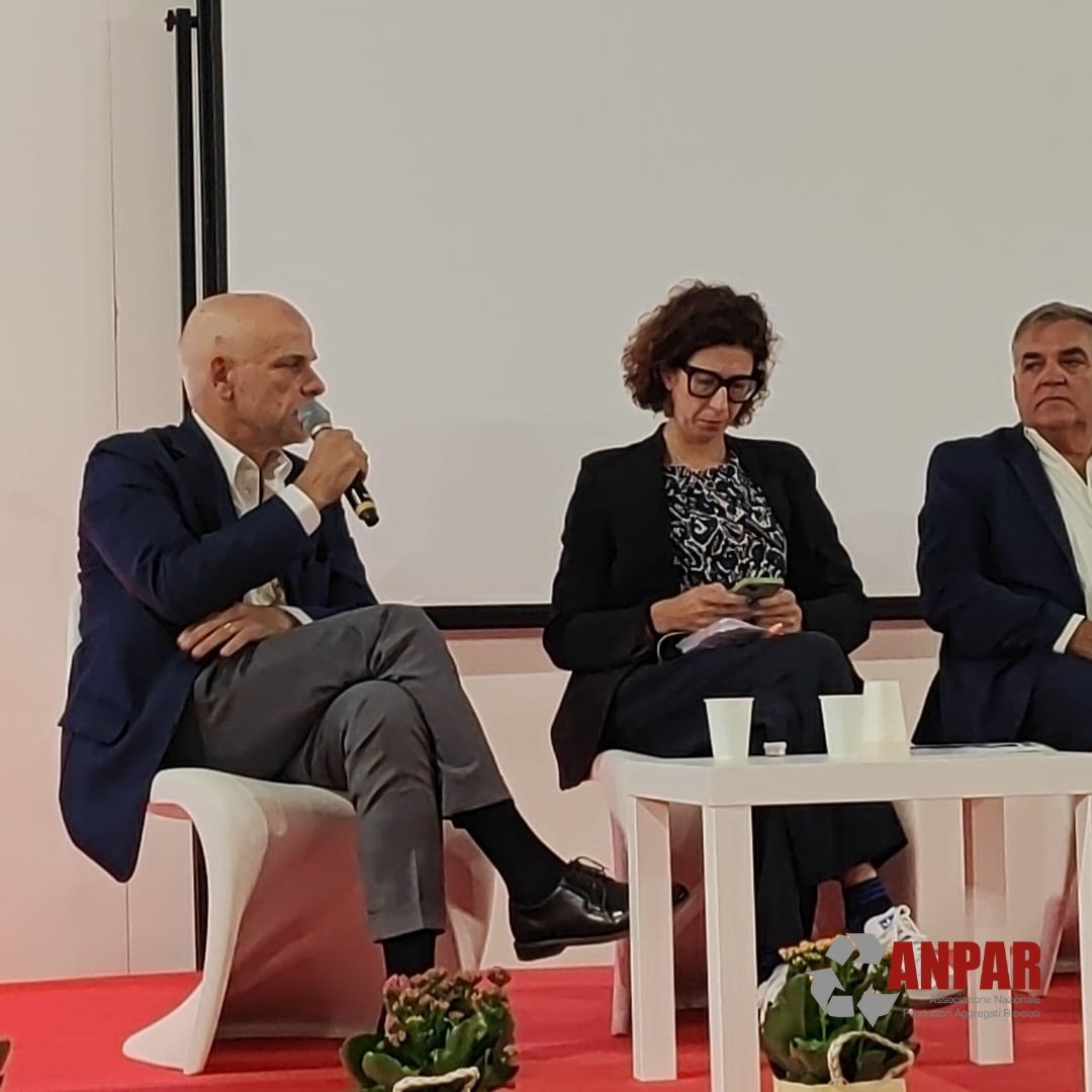 anparorg's tweet image. #EoW #RifiutiInerti
ANPAR ha accolto positivamente l’iniziativa del Vice Ministro @VanniaGava di avviare un “tavolo di confronto permanente con il settore”, con l’obiettivo di monitorare direttamente l’impatto delle nuove norme sul campo.
🎙️Il Presidente Barberi a #RemTech2024