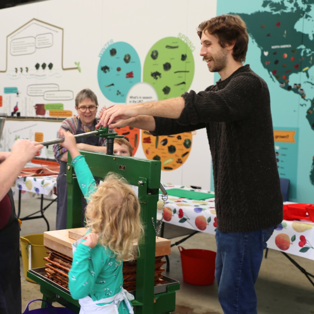 FoodMuseumUK's tweet photo. Join us for Apple Week on 26 Octoberโ3 November! ๐
Twice a day, roll up your sleeves and help chop, mash and press locally-grown apples in our pressing sessions ๐ง
Book online: https://t.co/nTHo0CaSEa
#ApplePressing https://t.co/2XDAwmn7sc