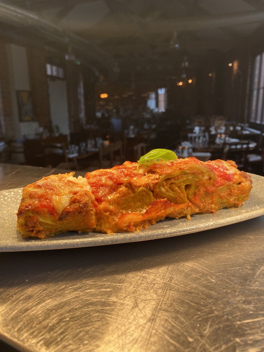 ArenaRistorante's tweet photo. LASAGNA 🤤

The real protagonist of the Bolognese cuisine 🇮🇹
Now with green layers of pasta, thanks to the addition of spinach, to give you the most traditional taste of our beloved home town ❤️🥹 

Come and try this deliciousness that will leave you addicted! https://t.co/PuDgNNA2wk