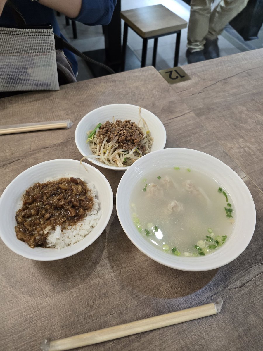 LenchanQ's tweet photo. とりあえず無事台湾着🇹🇼 https://t.co/6KDblq74TY