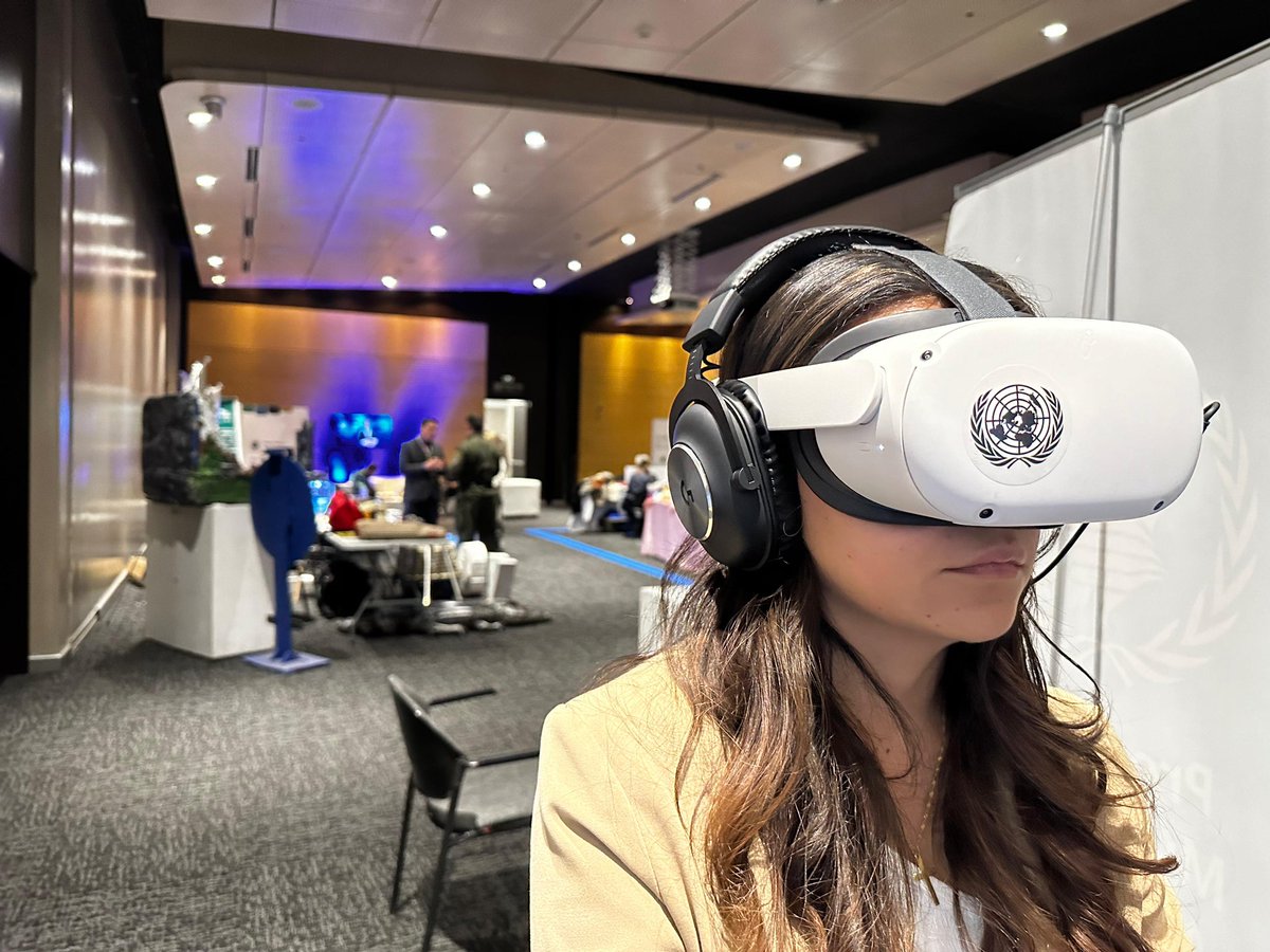 MisionONUCol's tweet photo. Hoy desde la @camaracomerbog #Bogotá, estamos presentes con nuestra experiencia de realidad virtual #PathWaysColombia en el #14CongresoPactoGlobal, donde líderes mundiales se dan cita para compartir ideas que impulsen la Agenda 2030 y los #ODS. @pactocolombia 🇨🇴🇺🇳 https://t.co/NuKcmSBjh0