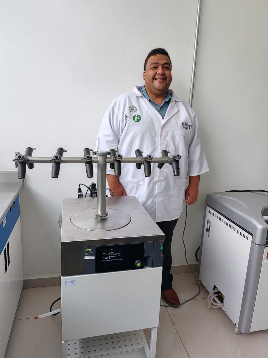 heribertofranco's tweet image. Licda. Stephanie Espinosa de #Promed evaluando el funcionamiento de un liofilizador en @i4UNACHI @pacyt_unachi @UNACHIpanama @jorgelpino @TvUnachi