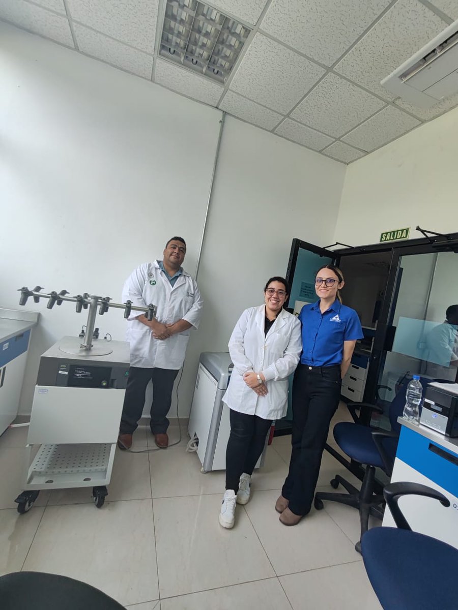 heribertofranco's tweet image. Licda. Stephanie Espinosa de #Promed evaluando el funcionamiento de un liofilizador en @i4UNACHI @pacyt_unachi @UNACHIpanama @jorgelpino @TvUnachi