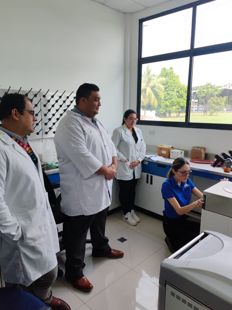 heribertofranco's tweet image. Licda. Stephanie Espinosa de #Promed evaluando el funcionamiento de un liofilizador en @i4UNACHI @pacyt_unachi @UNACHIpanama @jorgelpino @TvUnachi
