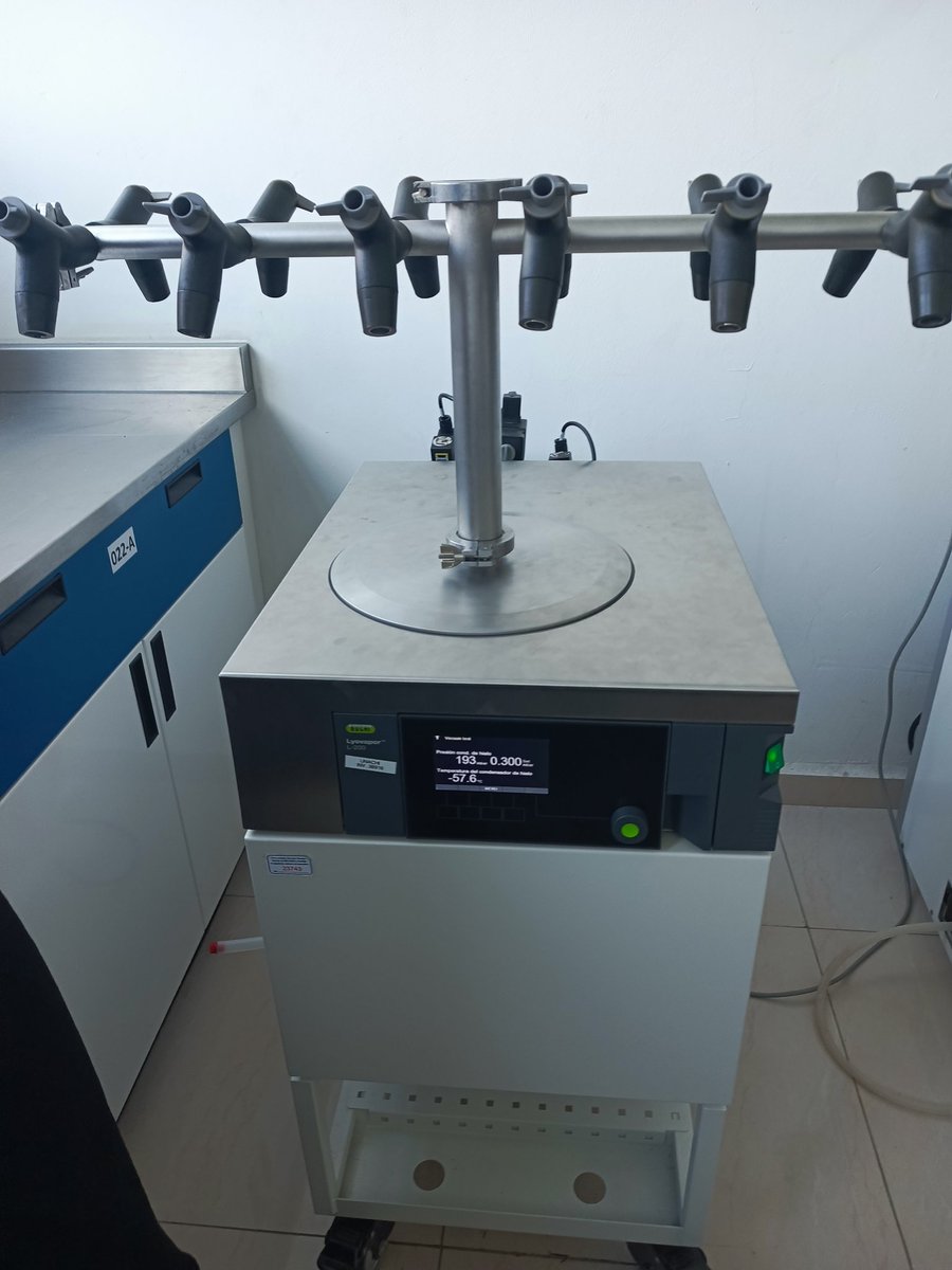 heribertofranco's tweet image. Licda. Stephanie Espinosa de #Promed evaluando el funcionamiento de un liofilizador en @i4UNACHI @pacyt_unachi @UNACHIpanama @jorgelpino @TvUnachi