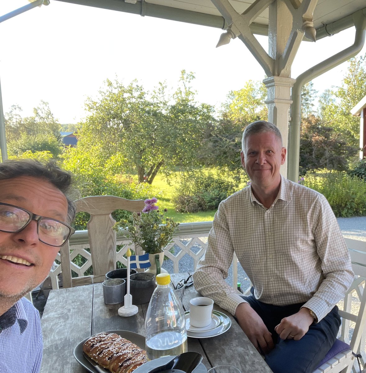 Trevligt besök av <a href="/Klingbjer/">Per Klingbjer</a> på Axdorffs veranda. Som vanligt är det här de stora frågorna får sitt svar 🤠