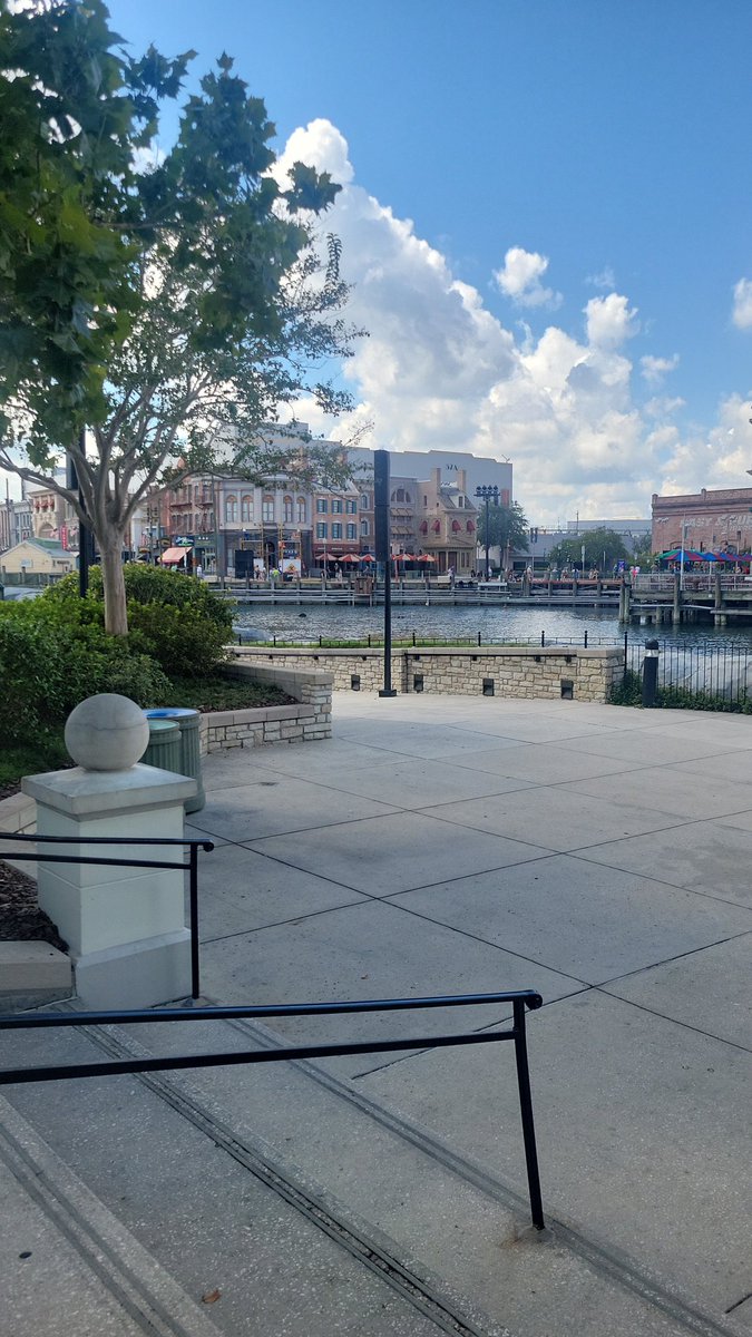 IonAngel97's tweet photo. Out in the sun and at @UniversalPics https://t.co/cpDz0AsFBI
