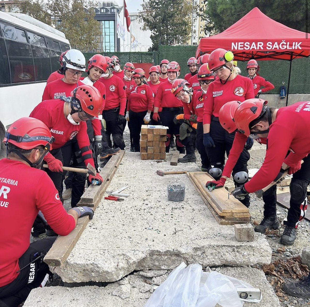NESAR_SAR's tweet photo. 🔗 Eğitim

Dernek merkezimizde üyelerimizin 
Tahkimat dersi uygulamalı olarak gerçekleştirildi.

#nesar
#nesaregitimde
#searchandrescue
#sar https://t.co/nKYLxM3fMu