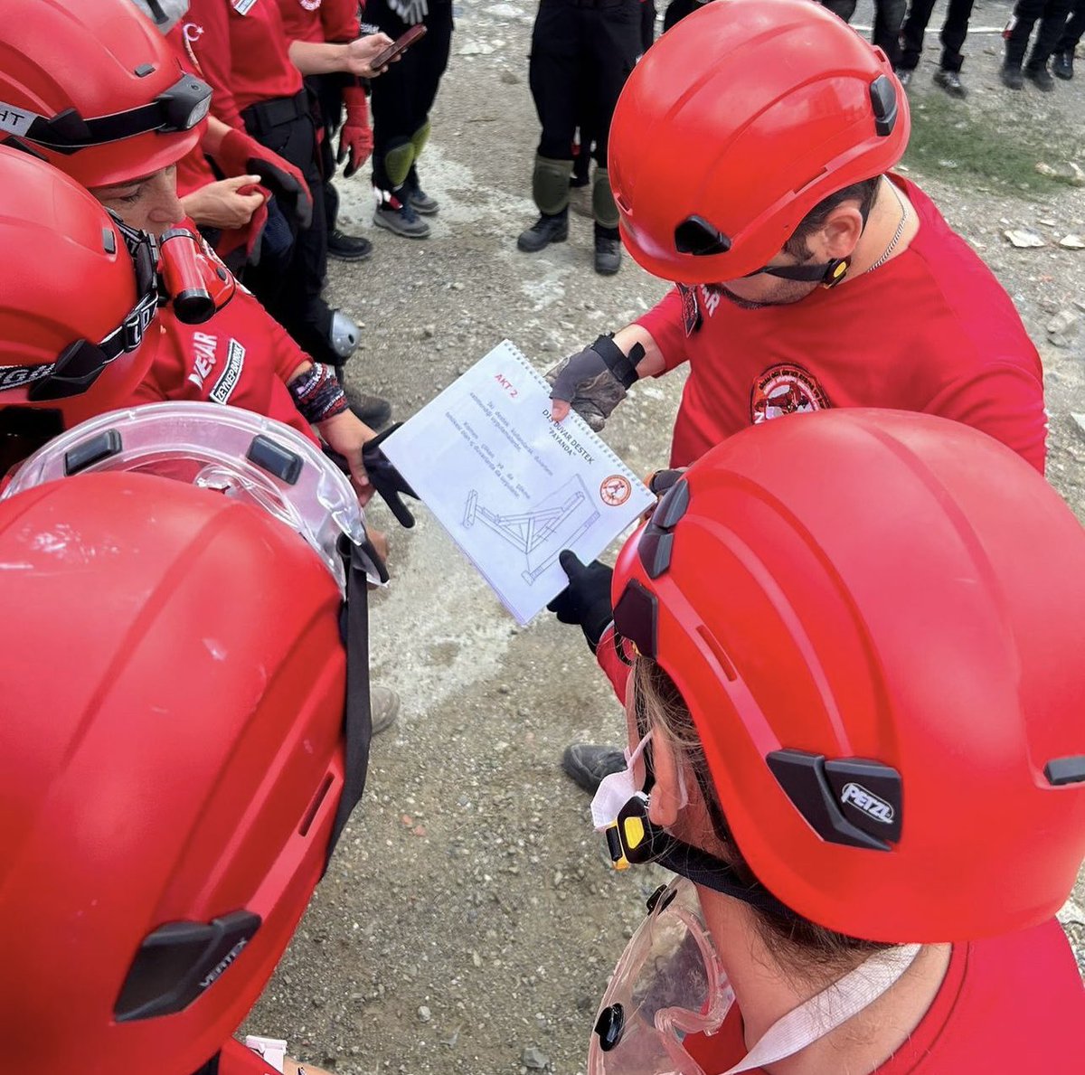 NESAR_SAR's tweet photo. 🔗 Eğitim

Dernek merkezimizde üyelerimizin 
Tahkimat dersi uygulamalı olarak gerçekleştirildi.

#nesar
#nesaregitimde
#searchandrescue
#sar https://t.co/nKYLxM3fMu