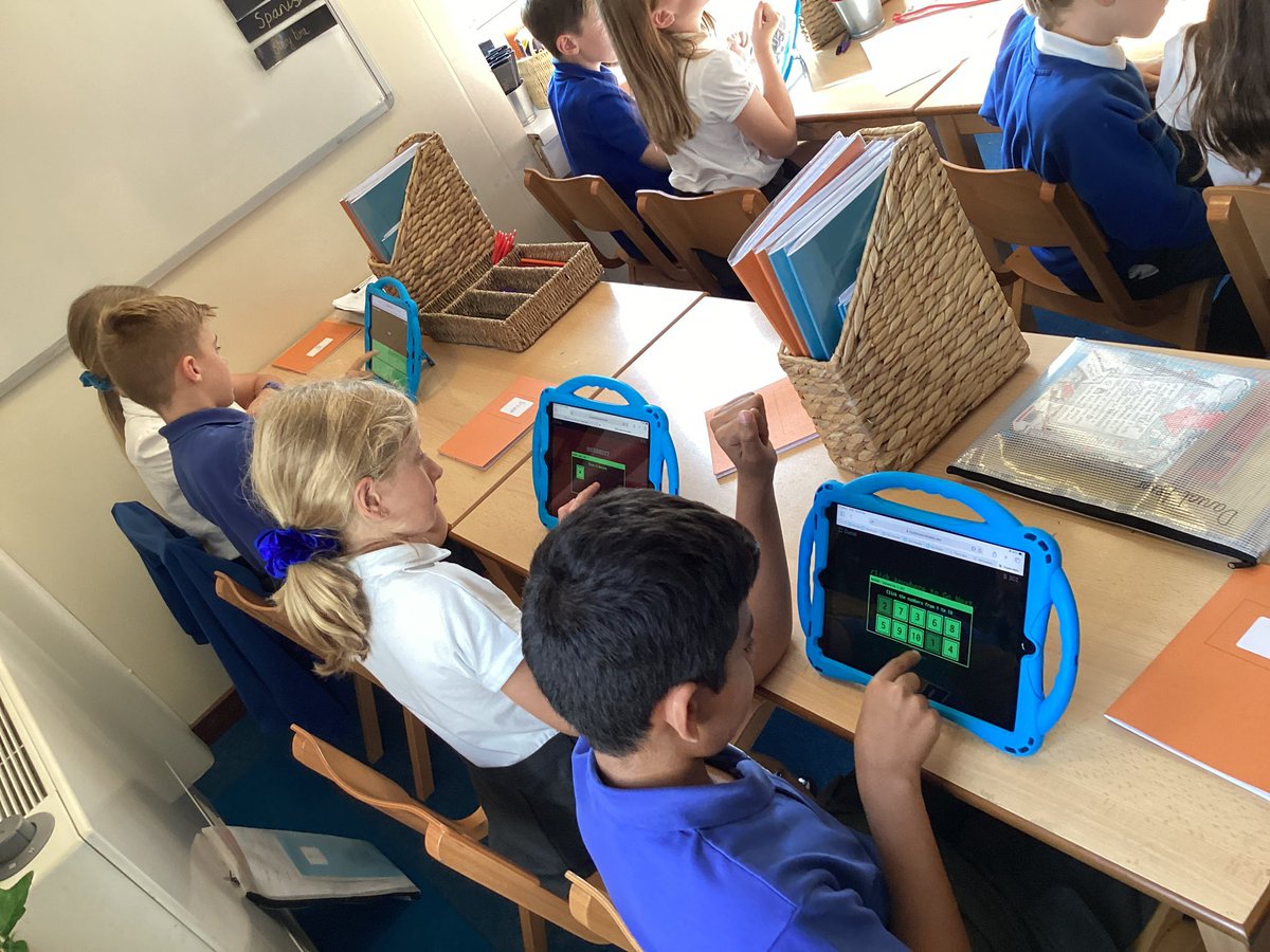JCAWakefield's tweet image. Year 4 have had a brilliant recap of their learning of colours in Spanish. We used @PlayBlooket to test our knowledge and then wrote our sentences using our key vocabulary.