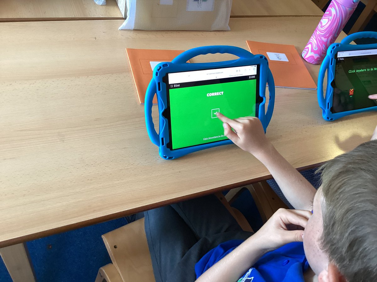 JCAWakefield's tweet image. Year 4 have had a brilliant recap of their learning of colours in Spanish. We used @PlayBlooket to test our knowledge and then wrote our sentences using our key vocabulary.