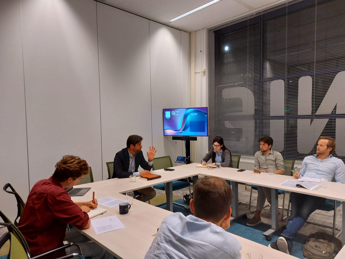 Leeskring_CPG's tweet photo. We zijn begonnen!
Met @SPolinder  besprak de leeskring het Christelijk Realisme aan de hand van theoloog Niebuhr. Een interessante avond over erkennen van kwaad en daartegen optreden, maar ook nederig zijn en weten dat goede bedoelingen niet altijd de gewenste uitkomst hebben. https://t.co/QHtLP525yL