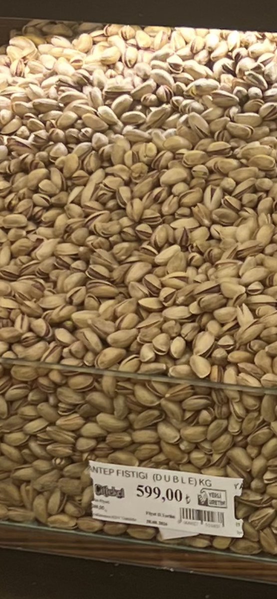 2 ay önce 400 lira olan Antep fıstığı bugün 600 lira olmuş..
Bre zalim, ahlaksız fırsatçılar 
2 ayda  ne değişti de %50 zam yaptınız..
Maliyetinizi arttıran ne oldu..