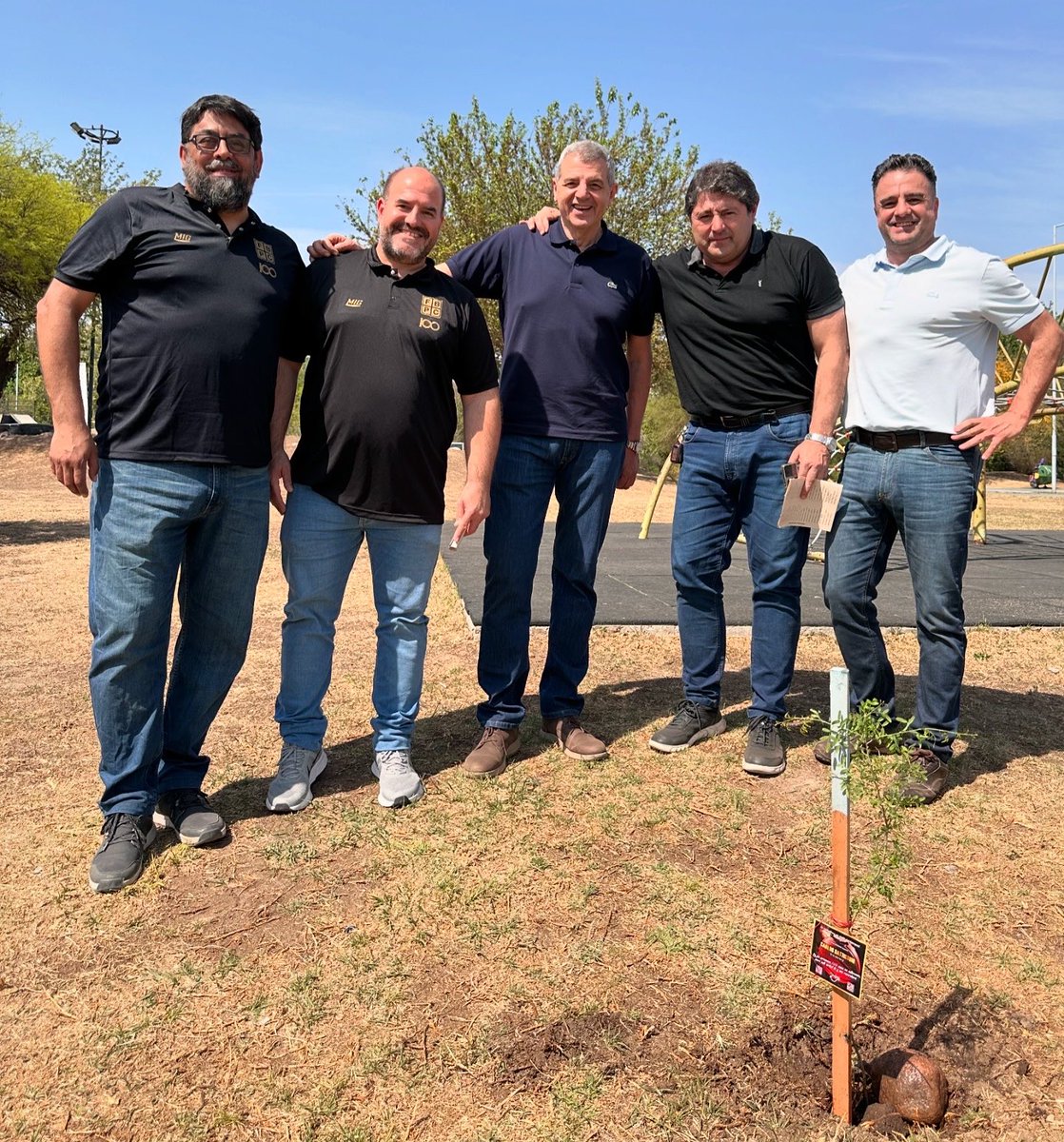 Un árbol por cada año de vida🌳

La institución participó de una hermosa iniciativa de la Agrupación de Básquet “Pepín” Heredia que consistió en la forestación de 100 árboles autóctonos 

🔗Los detalles y la palabra de los protagonistas en esta nota: fbpc.com.ar/un-arbol-por-c…