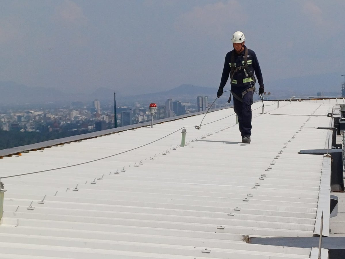 ENTECMexico's tweet photo. ¡La seguridad es clave al trabajar en alturas! Somos expertos en la instalación de líneas de vida para mantener a tu equipo seguro. 🛡️ #LíneasDeVida #SeguridadPrimero #ProtecciónContraCaídas https://t.co/0r79z4HUJ3