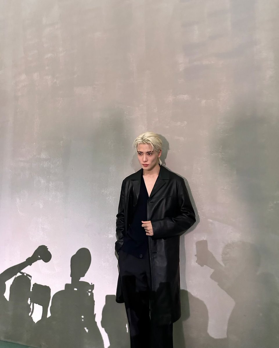 the media shadow 😭 this pic is so powerful LIEK HELLO?????