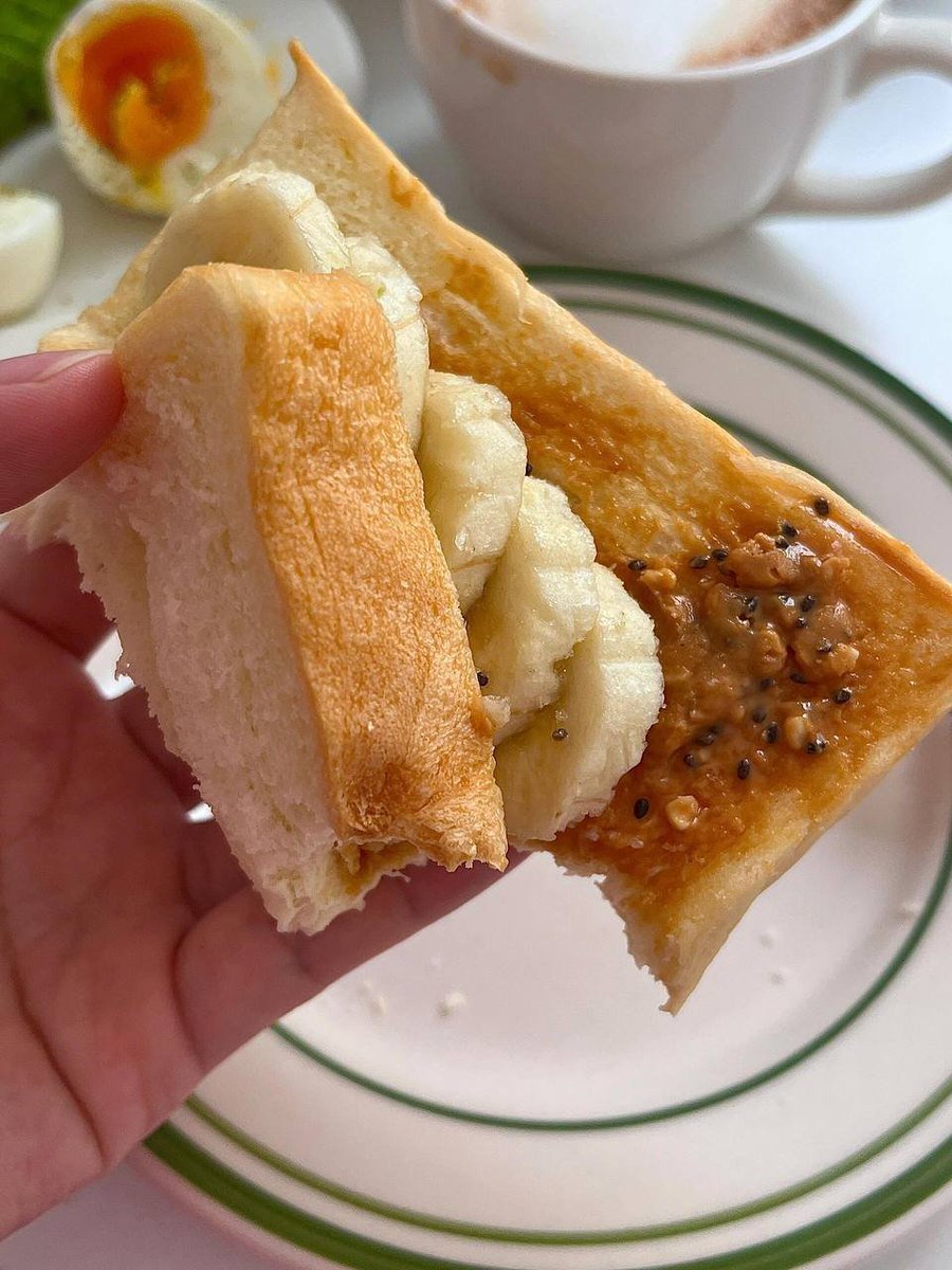 Today's breakfast is simple, peanut butter with toast and banana slices, it will quickly make you feel full