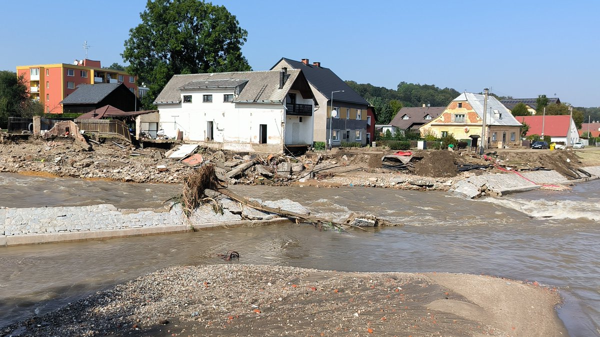 1/4 Update k mimořádné situaci.🚨
CETIN pokračuje s obnovov. sítě po povodních. K dnešní 18. hod. už můžeme situaci v mob. síti označit za stabilizovanou. Mimo provoz je 11 vysílačů, napájen. agregáty aktuálně 50. V době, kdy byla situace nejhorší, jich přitom nevysílalo až 400.