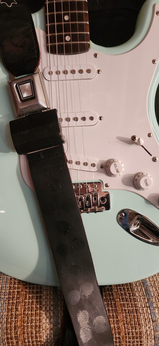 smokincola's tweet photo. Hmm, which strap to go with? #guitarproblems 🤔 https://t.co/7QwtXAg2iU