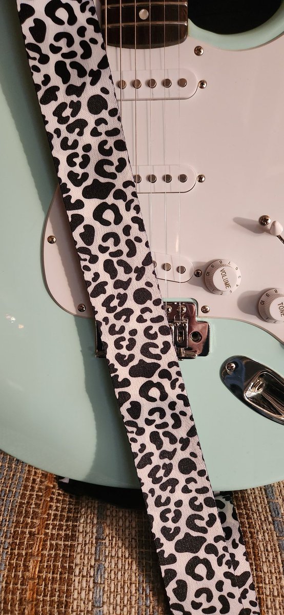 smokincola's tweet photo. Hmm, which strap to go with? #guitarproblems 🤔 https://t.co/7QwtXAg2iU