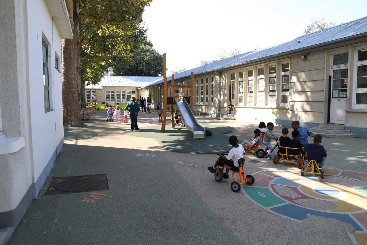 [1/3] L’académie de Paris pense le bien-être scolaire !
Le recteur Bernard Beignier a observé les dispositifs de la maternelle Labori (18e) déployés pour l'aménagement des espaces afin de développer les compétences langagières des élèves et réduire les situations de conflit.