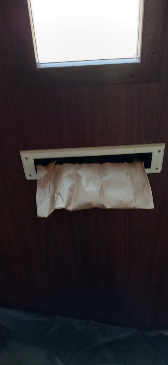 DamiaanOff's tweet photo. @PostNL bezorger vond deze pakketjes van @bol_com en @Zalando brievenbus waardig, wij vonden dat niet zo aardig #doorduwen #fail https://t.co/w7tzb7pnII