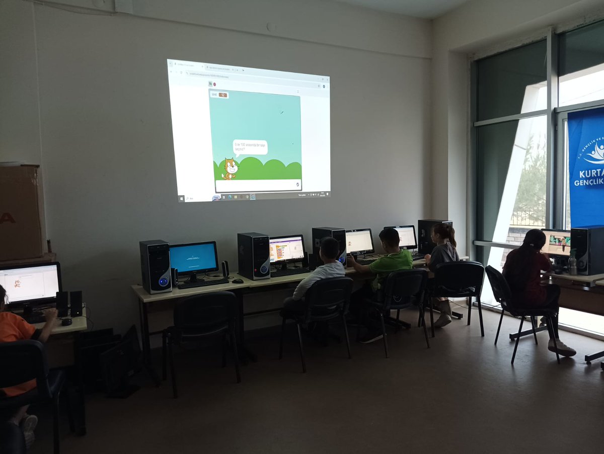 Gençler İnovasyon Atölyemizde Kodlamayı Eğlenerek Öğreniyor..