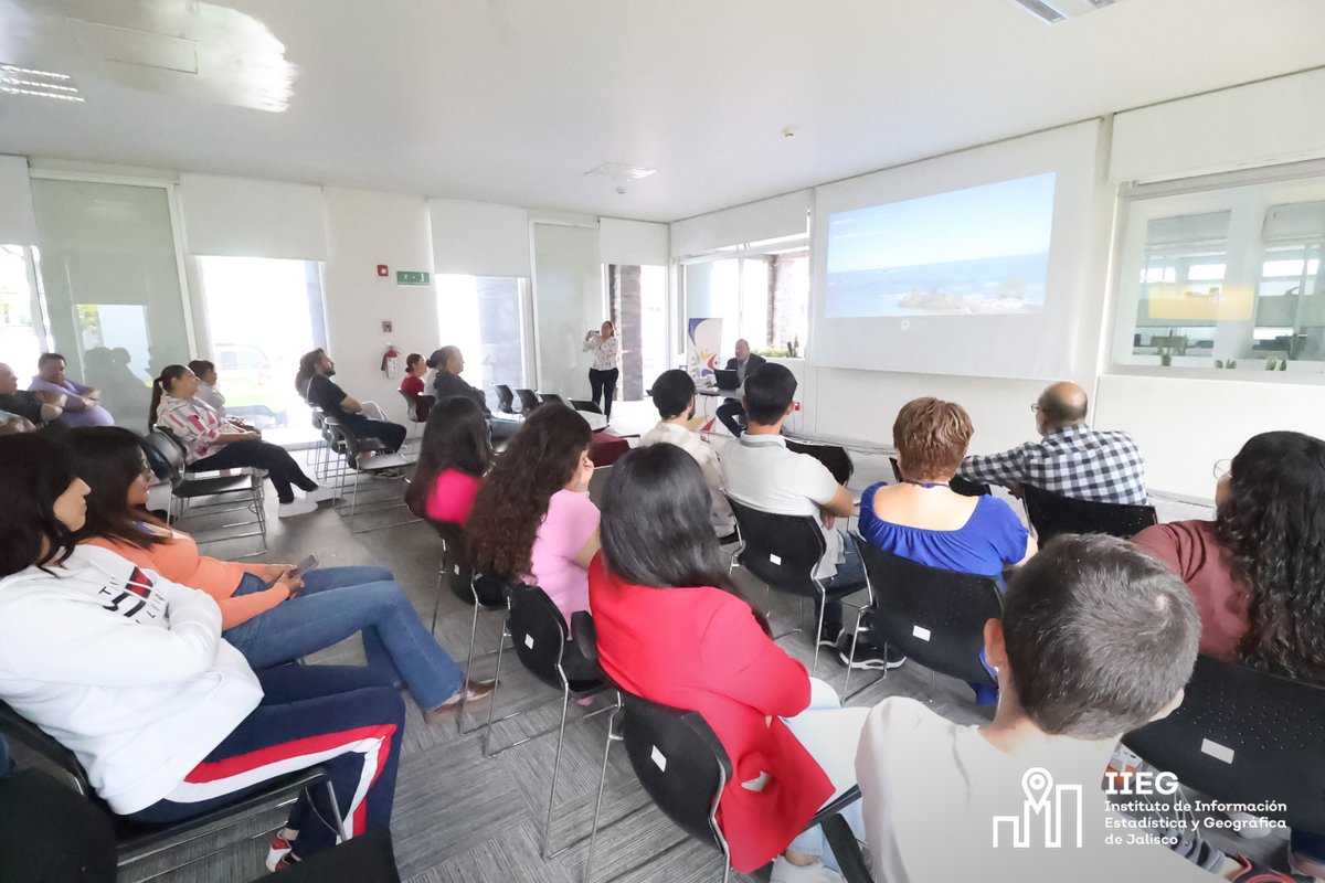 IIEGJ's tweet photo. Como parte del programa de trabajo de la Unidad de Igualdad de Género del #IIEG, recibimos a Nestor Reyes Rubio, especialista en psicología, quien nos dio la charla Resiliencia y derechos humanos. https://t.co/JBHlY7WNSs