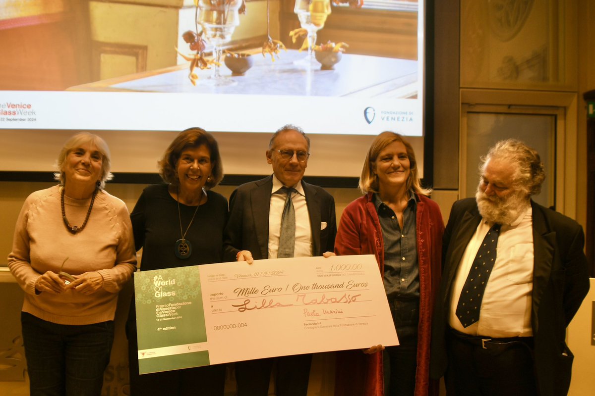 comunevenezia's tweet photo. 💎 Anche quest’anno a #Venezia, Palazzo Franchetti, sede dell’Istituto Veneto di Scienze, Lettere e Arti ha ospitato la cerimonia di premiazione del Premio Fondazione di Venezia per @veniceglassweek e Autonoma Residency Prize.

🥇 La giuria –  composta dal curatore Jean Blanchaert, dalla Cancelliera dell’@IstitutoVeneto Giovanna Palandri e dal Consigliere Generale della Fondazione di Venezia Paola Marini, ha decretato come opera vincitrice dell’edizione 2024 “Fior di Tabasso. Le stagioni al Florian”.

🏅 Il premio speciale della giuria è stato vinto dall’opera 61.5°N di Dylan Katz.

🔹 A portare i saluti istituzionali l’assessore al Commercio e alle Attività produttive @SebaCostalonga.