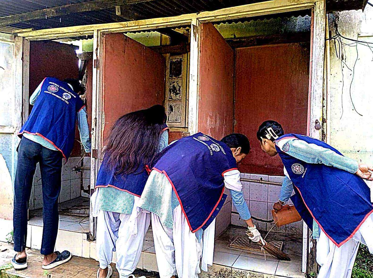 HariUnit's tweet photo. Under the #SwachhataHiSeva  campaign, Hari Gayatri Das College NSS Unit cleaned toilet &amp; Urinal in adopted village. @nss_rdguwahati @CMOfficeAssam @GUCampusNSSUnit @NssrdD https://t.co/7yVgWwTi0a