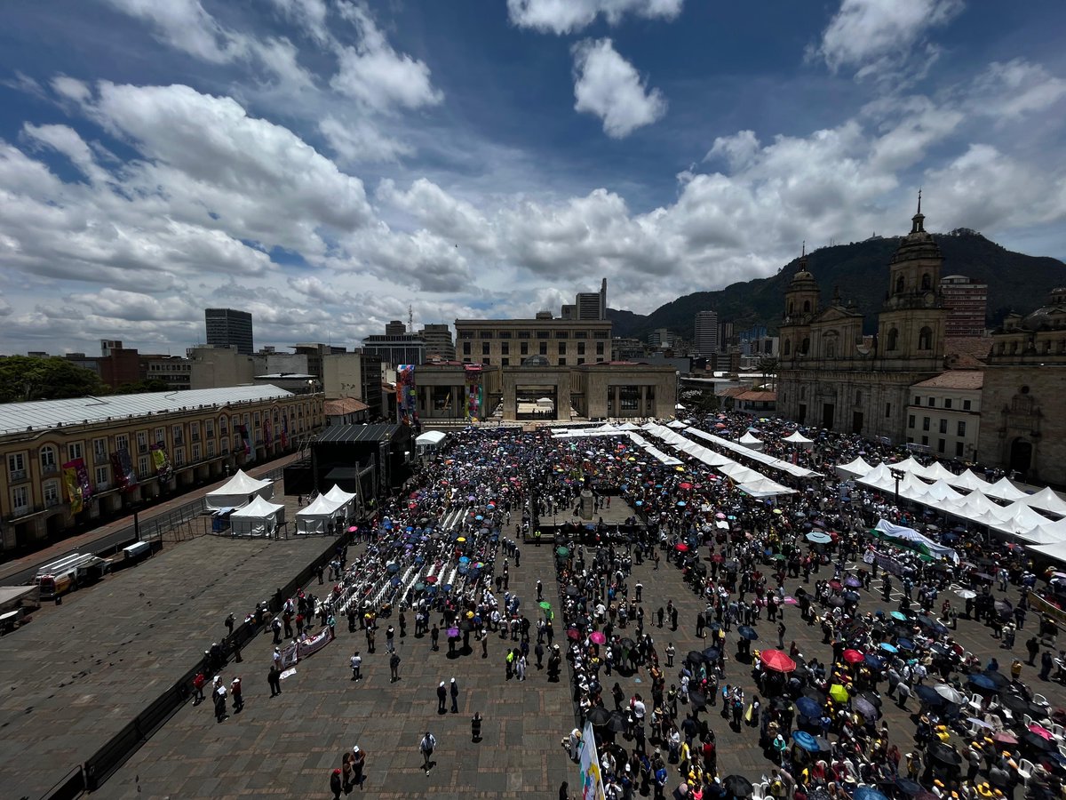 rcnradio's tweet image. #Bogotá | En la Plaza de Bolívar instalaron carpas con comercios y una pantalla gigante, organizadas por grupos sindicales. Aún no se ha definido la cantidad de personas presentes en la manifestación de apoyo al presidente Petro.