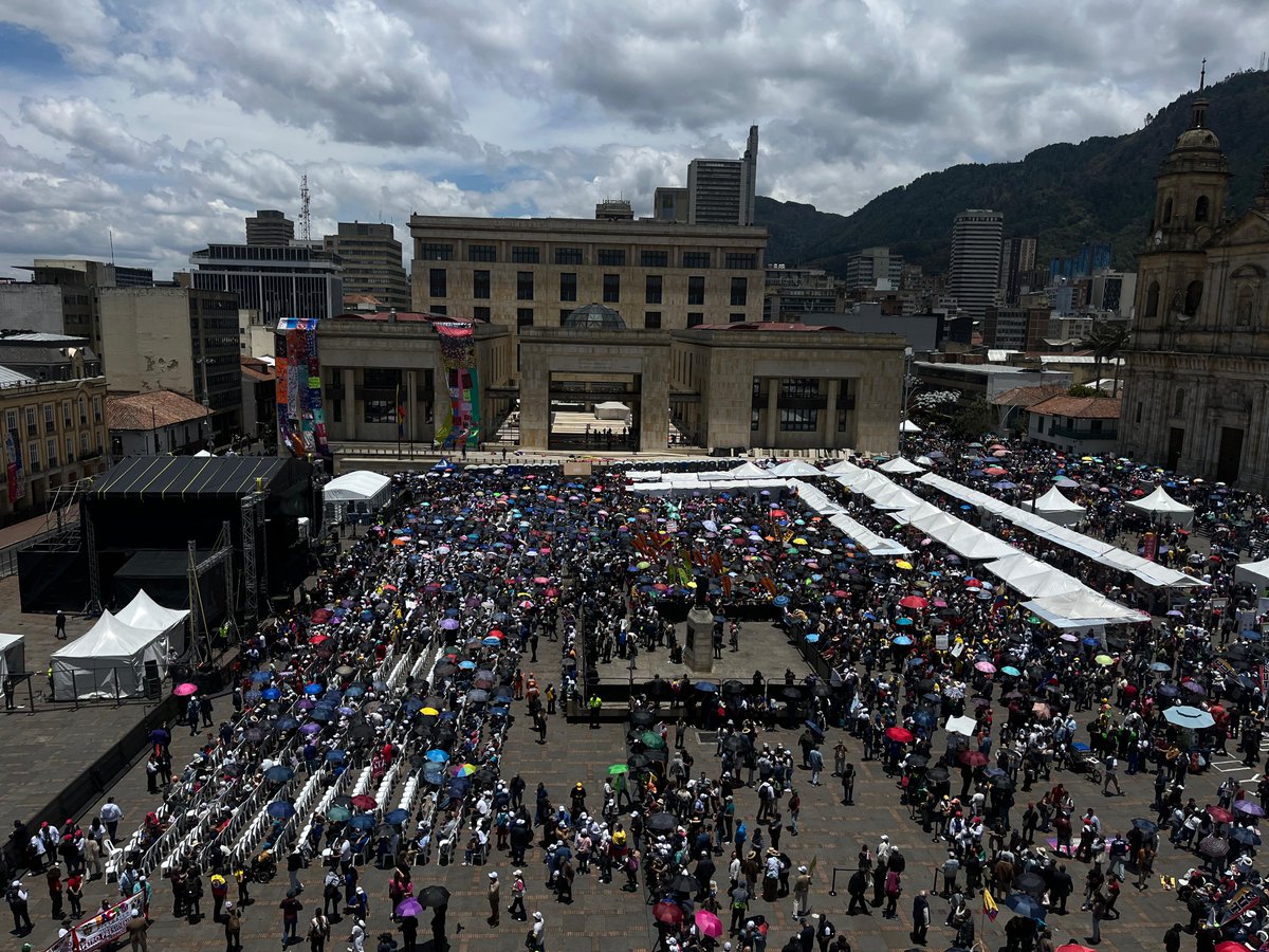 rcnradio's tweet image. #Bogotá | En la Plaza de Bolívar instalaron carpas con comercios y una pantalla gigante, organizadas por grupos sindicales. Aún no se ha definido la cantidad de personas presentes en la manifestación de apoyo al presidente Petro.