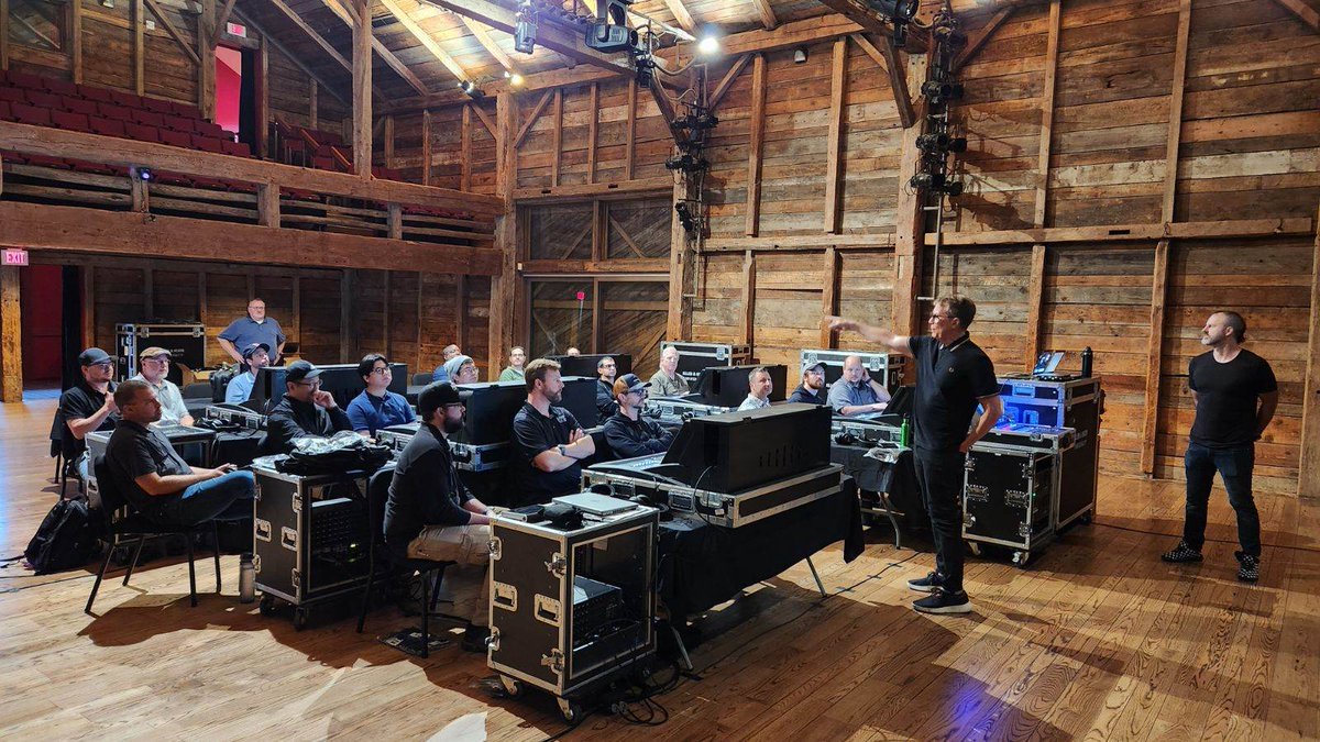 skmacdaddy's tweet photo. Grab your notebooks, cause school is back in session! @allen_heath University Week 1 is off to a great start 😀
#allenandheath #dLive #allenandheathdlive #soundengineer #livesound #audioengineer #proaudio #mixingconsole #mixingdesk #digitalmixer https://t.co/wCQEzsO4oZ
