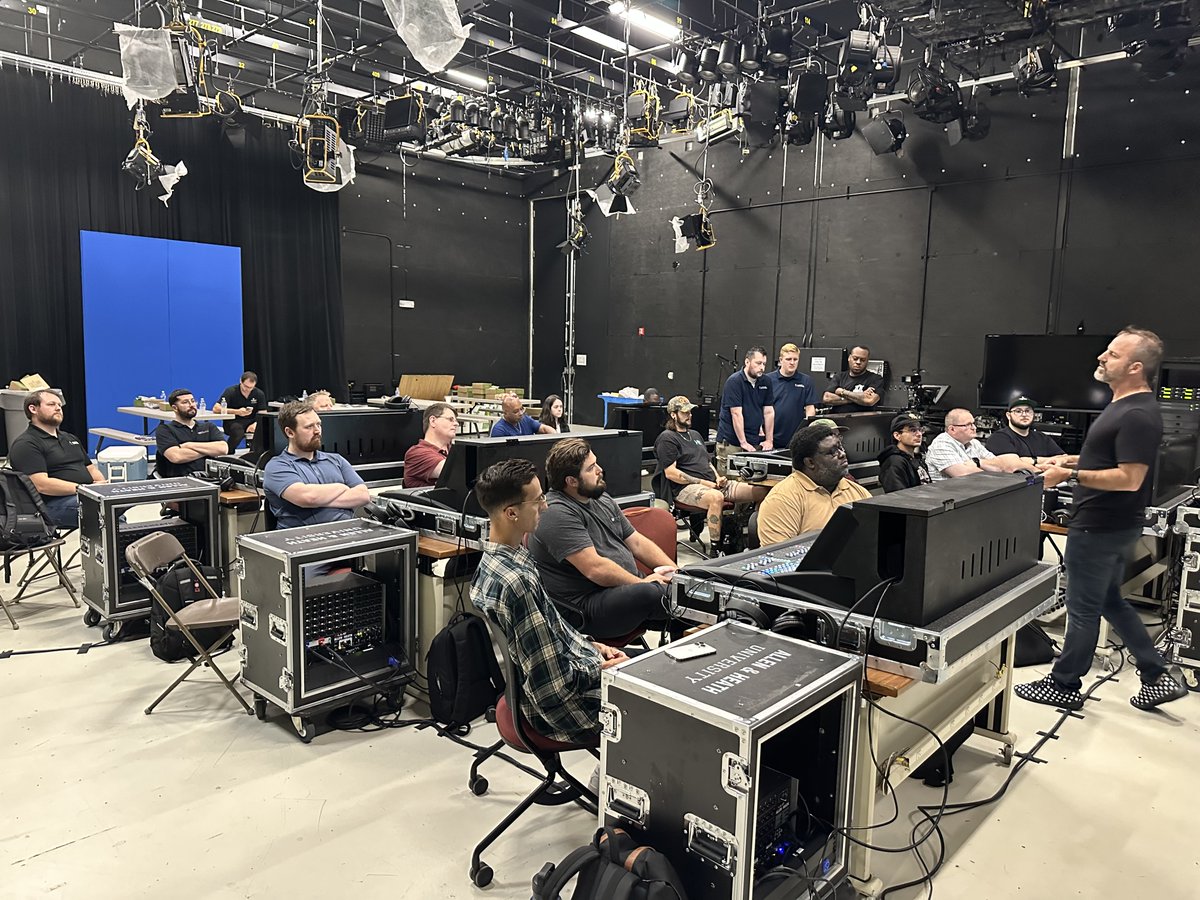 skmacdaddy's tweet photo. Grab your notebooks, cause school is back in session! @allen_heath University Week 1 is off to a great start 😀
#allenandheath #dLive #allenandheathdlive #soundengineer #livesound #audioengineer #proaudio #mixingconsole #mixingdesk #digitalmixer https://t.co/wCQEzsO4oZ