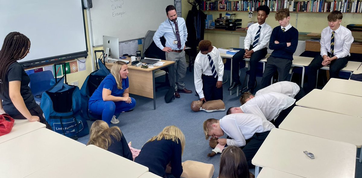 Fantastic to see Mr Young’s U5th engaging in #PSHE lessons on First Aid with the help our incredible Medical Team! Learning valuable life skills <a href="/bedesnews/">Bede's Senior School</a> <a href="/BedesHead/">Pete Goodyer</a> #HealthEducation #HealthAndWellbeing #BeCurious #BeCourageous #BedesProud #Bedes
