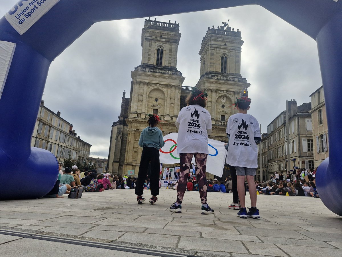 Record battu !! Une haie d’honneur de 1300 élèves et 80 professeurs pour les 130 intervenants qui ont animé cette belle journée héritage <a href="/Paris2024/">Paris 2024</a> #jnss à <a href="/villedauch/">Ville d'Auch</a> 

@LeGers32 <a href="/actoulouse/">Académie de Toulouse</a> <a href="/dsden_32/">DSDEN du Gers</a> <a href="/unss32/">Unss Gers</a> <a href="/Prefet32/">Préfet du Gers</a> <a href="/MostafaFourar/">Mostafa Fourar</a> <a href="/32Cdos/">CDOS 32</a> <a href="/dsden_32/">DSDEN du Gers</a> 🔵🟡⚫️🟢🔴
