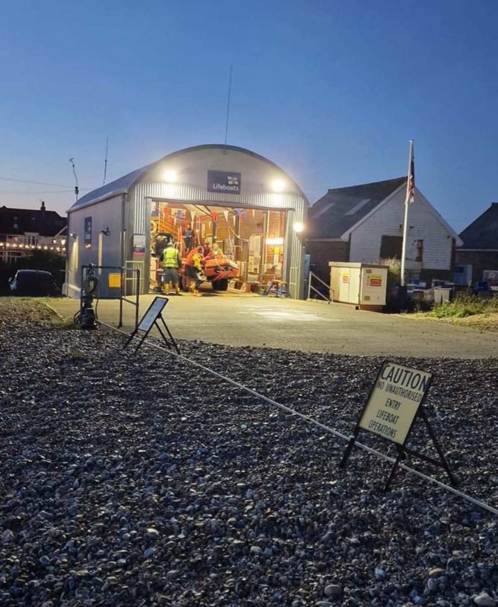 📟Shout 128📟
Our ILB was paged at 6:19pm Weds to a kitesurfer who suffered equipment failure &amp; was in difficulty in the sea off the harbour.
Just as the crew was preparing for launch, info was received that the casualty managed to swim back to shore so our ILB was stood down.