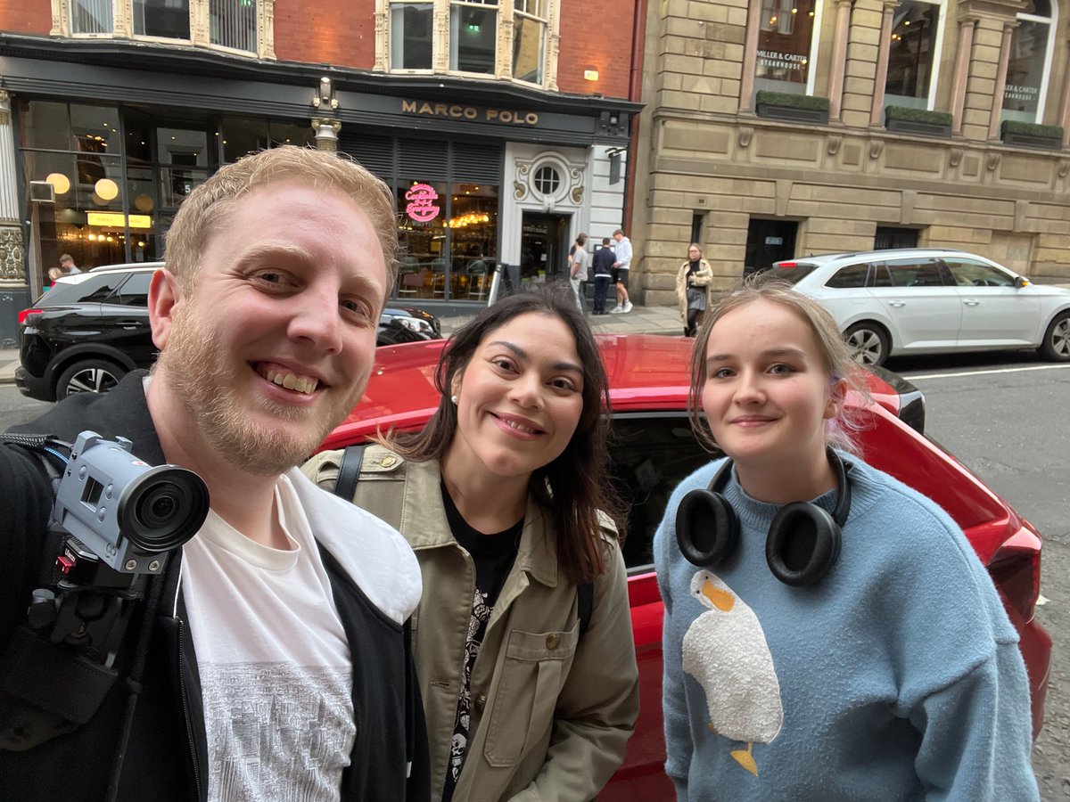beabzz_'s tweet photo. I MET PHILZA AND KRISTIN?????? https://t.co/jImTRHE0I9