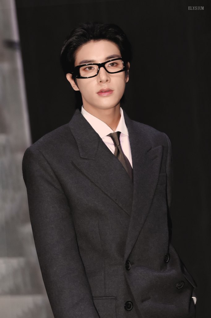 15ARCHIVEz's tweet photo. insane visuals… you’d think he’s a hollywood actor and not a kpop idol 😳

#제이크 #JAKE #엔하이픈_제이크 #ENHYPEN_JAKE #ENHYPEN #PRADAxENHYPEN #PradaSS25 https://t.co/McVfxk8A3m